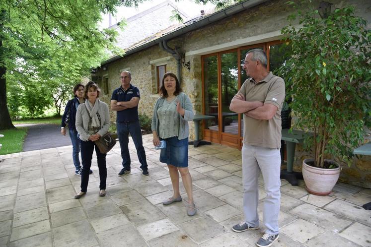 Gironville, mardi 23 mai. Véronique et Didier pochon (à droite) présentent les derniers aménagements réalisés.