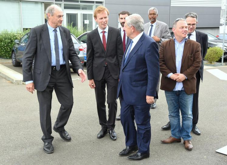 Le 2 juin, à Chartres. Le président de la Scael, Philippe Voyet (à g.), a accueilli à son arrivée le nouveau ministre de l’Agriculture, Jacques Mézard (au c.). 