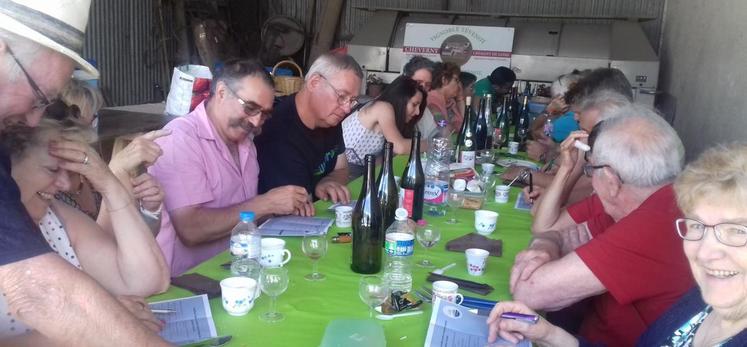 Lundi 5 juin, vignoble Tévenot à Candé-sur-Beuvron. Une cinquantaine de personnes a participé à la tombola avec les Vignerons indépendants Centre-Val de Loire et les adhérents « C du Centre ». De bons élèves en train de remplir leur bulletin et une bonne partie de rire !