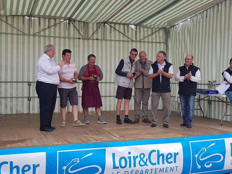 Le samedi en fin d’après-midi, la remise des médailles aux salariés agricoles, organisée par la Société départementale d’agriculture, s’est déroulée sous le soleil dans la joie et la bonne humeur !