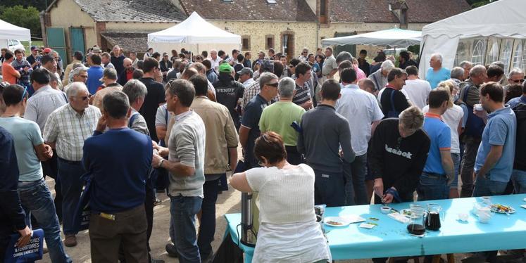 Le 16 juin, à Saint-Maixme-Hauterive. La foule s’est pressée dans la cour de la ferme au début de la journée Cultur&Co de la chambre d’Agriculture.