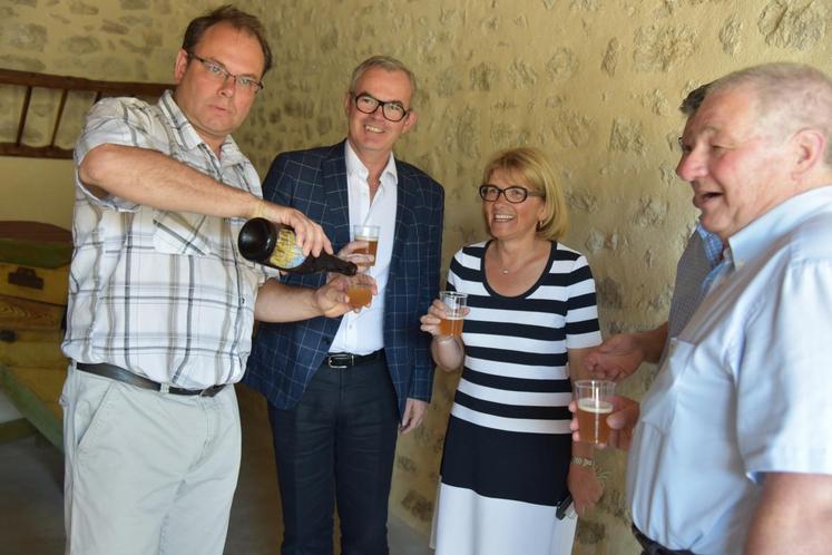 Beaumont-du-Gâtinais, jeudi 15 juin. Yves Pescheux fait découvrir aux élus du secteur sa bière, la Bellifontaine. 