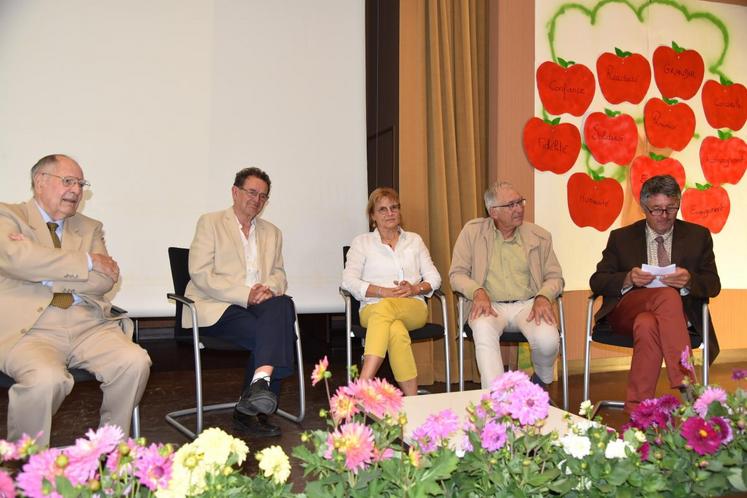 Le Mée-sur-Seine, mardi 13 juin. Le président fondateur et le directeur de l’époque, François Bouillé et Bernard Duriez, aux côtés de Anne-Marie Nuyttens, Jean-Louis Colas et Didier Crapart qui ont présidé les travaux de l’assemblée générale.