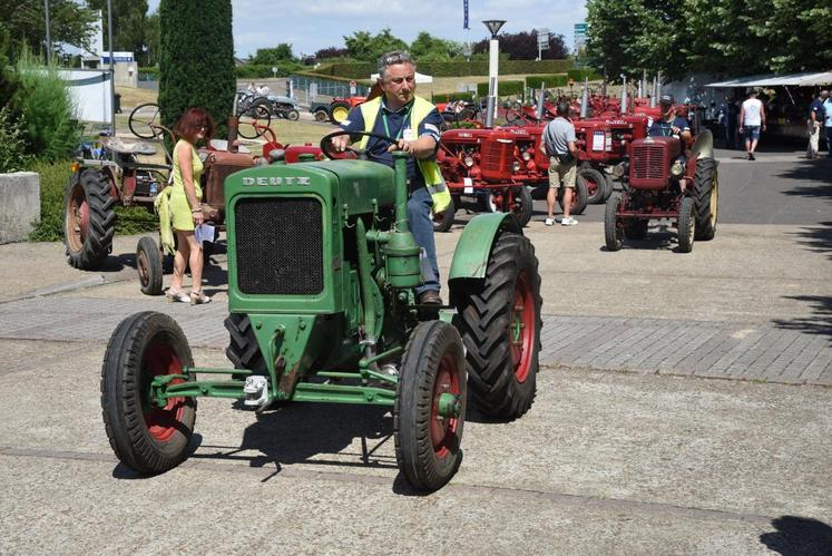 Le 24 juin, à Chartres. Les défilés des tracteurs du plan Marshall ont rythmé la biennale qui leur était consacrée par le Compa.