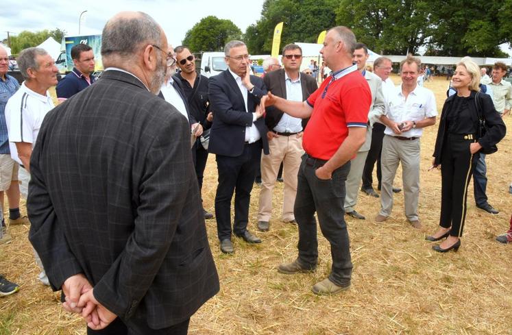 L’éleveur François Guéret (au centre) a donné des nouvelles du secteur aux officiels et leur a présenté le travail de ses collègues.