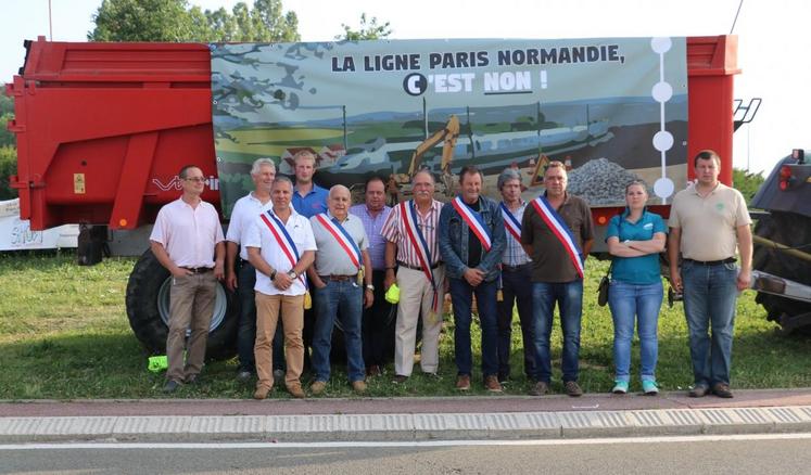 De nombreux élus du secteur étaient présents pour dire non à la ligne.