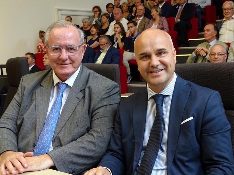 À gauche, Maurice Leroy, président sortant et, à droite, Nicolas Perruchot qui le remplace à la tête du conseil départemental de Loir-et-Cher.