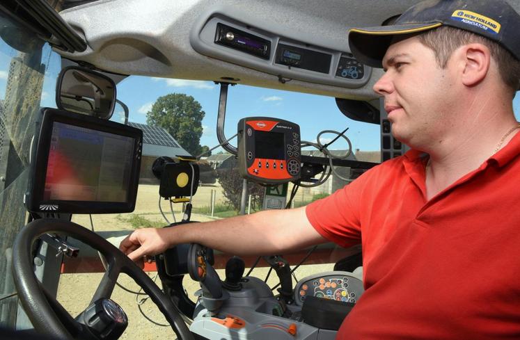 Le 1er août, à Villeau (Eure-et-Loir). La cabine du tracteur de Benjamin Lirochon est bardée d’écrans pour le guidage, les différents outils ou les caméras, selon les travaux à effectuer.