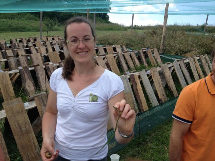 Lisa Lamontre, hélicicultrice à la ferme bio « Escargots du Loir » s’épanouit dans son métier et aime à raconter, avec beaucoup d’humour, comment elle maîtrise ses petits animaux !