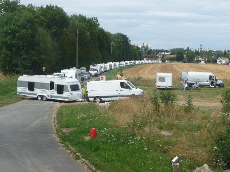 250 caravanes ont occupé, début août, deux prairies faisant office de parking près du château de Saint-Jean-de-Beauregard (Essonne).