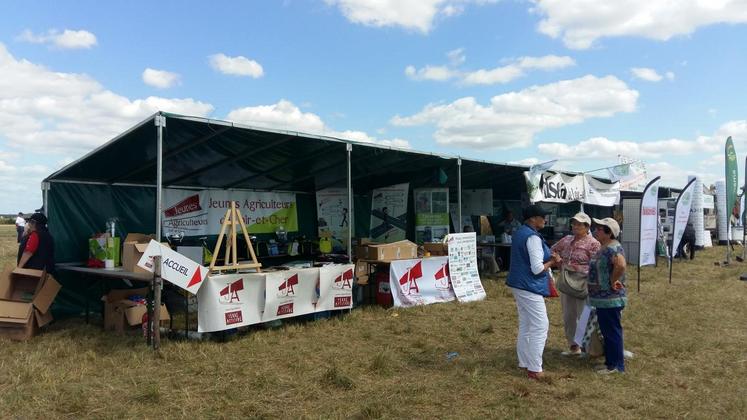 De nombreux exposants étaient présents, notamment les Jeunes agriculteurs et la FDSEA de Loir-et-Cher.