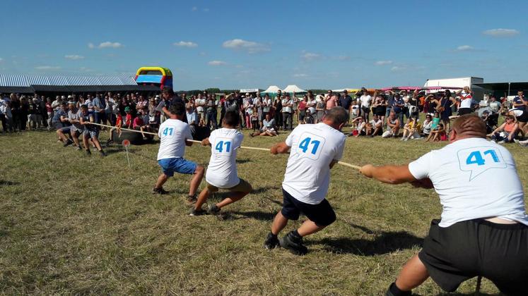 Les jeux inter-villages ont permis aux concurrents de se mesurer au cours de différentes épreuves, comme ici, lors du traditionnel concours de tir à la corde.