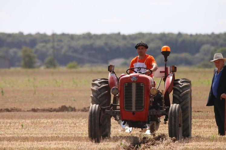 Le concours de labour à l’ancienne, avec les tracteurs et motoculteurs, fût aussi un temps fort du week-end.