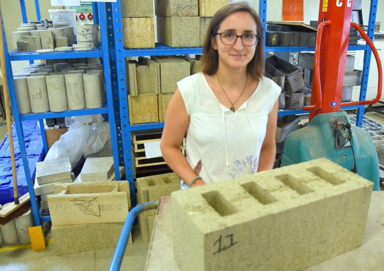 Le 13 juillet, à Épernon. L’introduction de fibres végétales comme le chanvre dans des blocs de béton est l’objet des recherches de l’ingénieure Suzanne Le Thierry au Cerib.