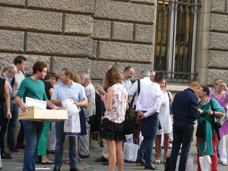 Paris, rue de Varennes, mardi 29 août. La FNSEA et les JA distribuent pommes et sacs de produits  aux participants aux États généraux et aux passants.