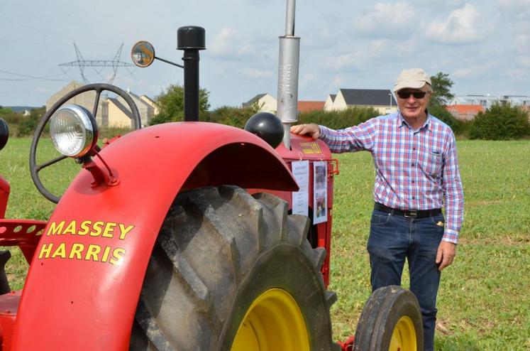 Claude Brierre, ancien exploitant à Soizy-sur-Ecole, est venu avec cinq tracteurs dont un Massey-Harris de 1946.