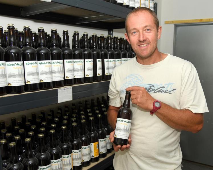 Le 28 août, à Bonneval. Emmanuel Dufer produit la Bonn’Vallée, une bière issue de la microbrasserie installée dans son exploitation.
