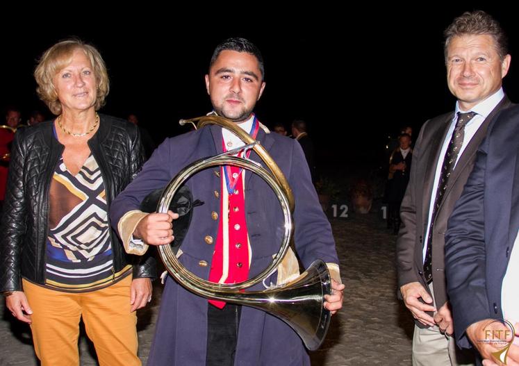 Le 26 aout au Parc Equestre Fédéral de Lamotte-Beuvron. Dans le cadre du Festival International de trompes de chasse, Marie-Ange Turpin, adjointe au Maire de Lamotte-Beuvron a remis le pris du champion de France 2017 à Arnaud Desgranges.