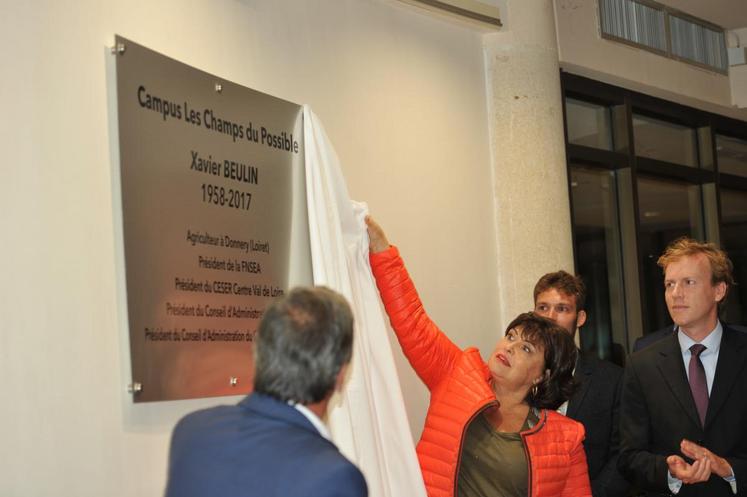 La cérémonie s’est achevée par l’inauguration d’une plaque commémorative, en hommage à Xavier Beulin. Le campus porte désormais son nom.