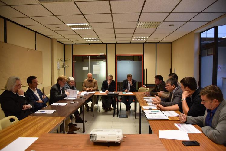 FDSEA et JA 41 ont rencontré les parlementaires de Loir-et-Cher et le président du conseil départemental pour un tour d’horizon des préoccupations actuelles du monde agricole.
