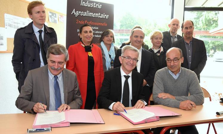 Le 12 septembre, à Sours. Le président de la région, François Bonneau, le représentant de la chambre d’Agriculture, Pierre Lhopiteau, le Draaf, Jean-Roch Gaillet, ont signé avec le rectorat une convention pour arriver à 40 % de produits locaux dans la restauration scolaire.