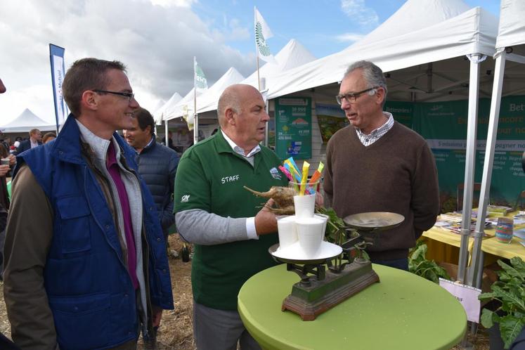 Après le stand de la FDSEA 77 présenté par le secrétaire général, Cyrille Milard, place à la betterave et au sucre pour Jean-Jacques Barbaux avec le vice-président de l’Usbif, Jean-Philippe Garnot.