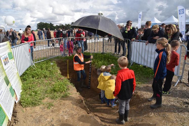 La chambre d’Agriculture commentait le fonctionnement du sol de manière pédagogique. Descendre dans une fosse : une première pour de nombreux visiteurs.