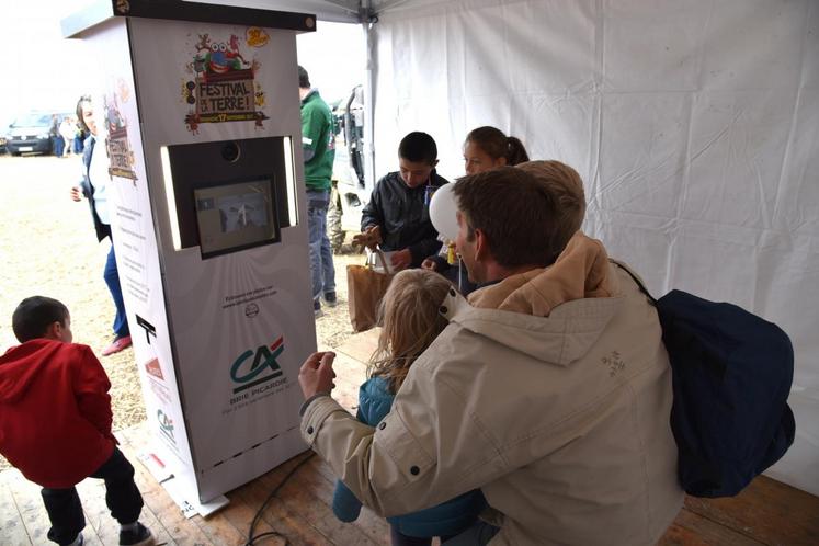 Un photomaton spécial trentième édition du Festival de la terre. Retro, noir et blanc ou couleur, au visiteur de choisir son fond.
