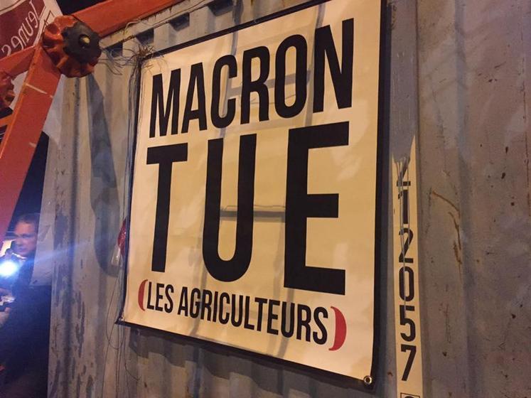 La bannière "Macron tue" pour exprimer la colère des agriculteurs.