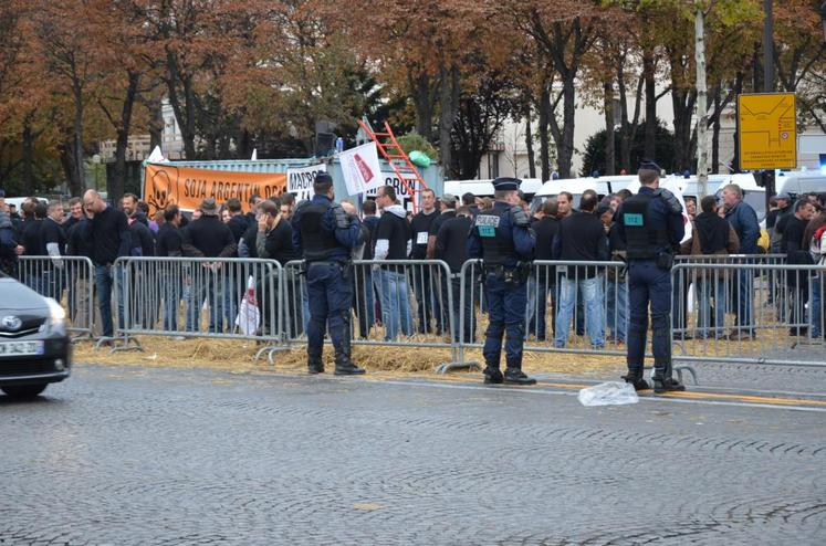 L’accès sur l’avenue des Champs-Elysées a été rapidement barré et contrôlé par les forces de l’ordre.