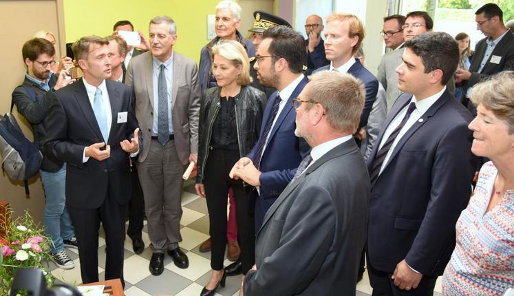 Le 22 septembre, à Nogent-le-Rotrou. Le secrétaire d’État en charge du numérique, Mounir Mahjoubi (au c.), s’est rendu au LEAP de Nermont pour soutenir son initiative Perche digital seniors.