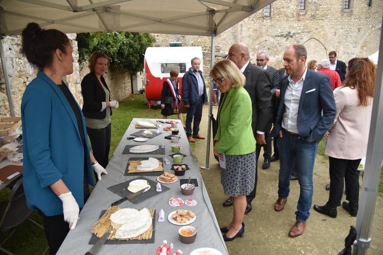 Nemours, jeudi 28 septembre. Un bel étal de brie pour découvrir toutes les saveurs fromagères du département.