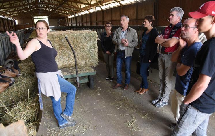 Le 29 septembre, à Mézières-en-Drouais. La visite de l’exploitation de Laure Poirier était l’axe central de la réunion de la MSA sur la sécurité à la ferme.