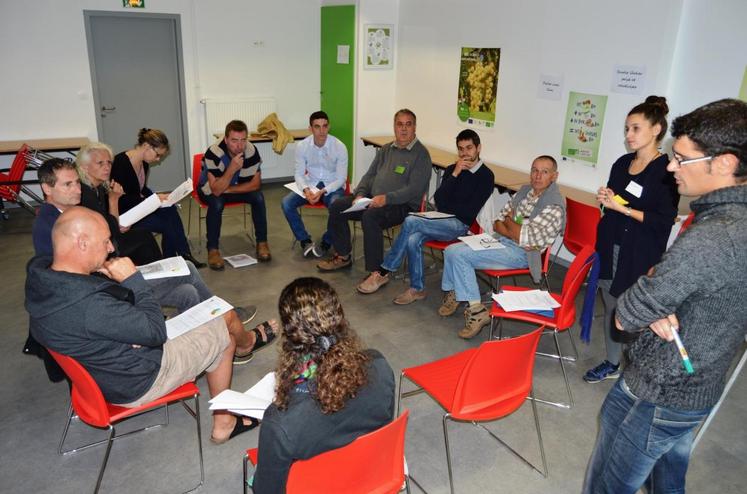 Le 2 octobre à Romorantin-Lanthenay. Les premières Rencontres professionnelles de la bio régionale étaient organisées en ateliers thématiques. Ici, l’atelier légumes secs animé par Aline Boursault, animatrice du GDAB 36, et Romain Fredon, chargé de mission filières végétales Bio Centre (photo : Bio Centre).
