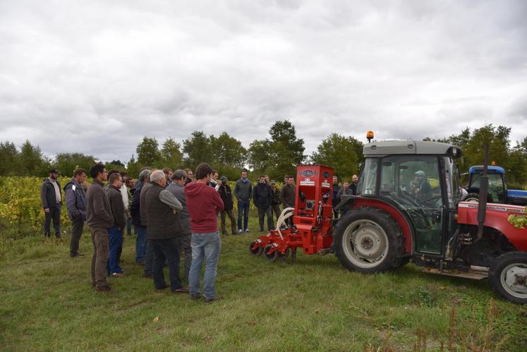 Monthou-sur-Cher, mardi 10 octobre. Un peu plus de 50 agriculteurs étaient réunis pour assister à la démonstration de semoirs à engrais verts en viticulture organisée par le GDDV41.