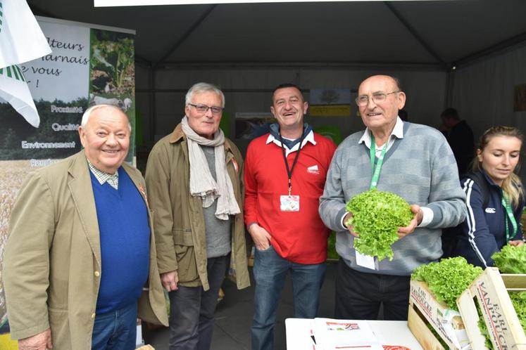 Paris, place de la République, mercredi 11 octobre. Anciens et actifs ont longuement échangé avec les citoyens en s’appuyant sur la vente de salades.