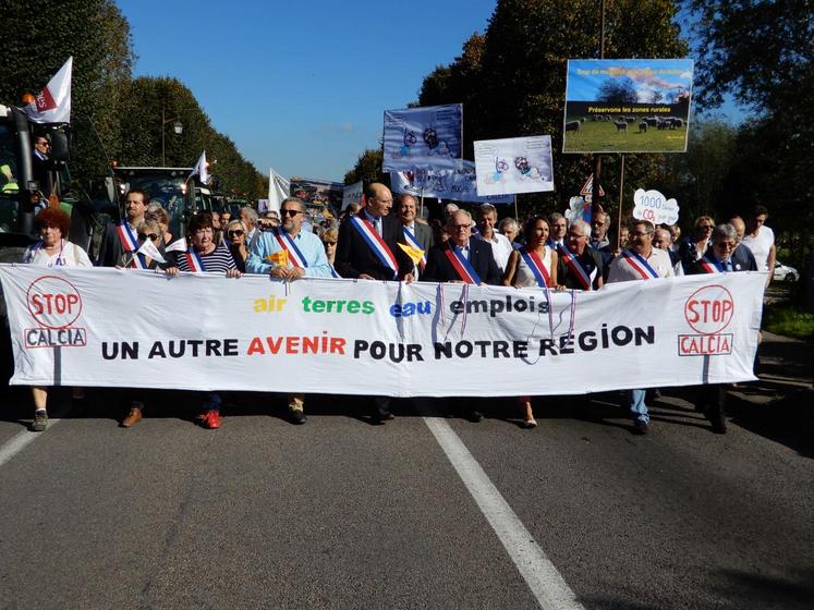 Une trentaine d’élus (maires, députés...) se sont joints au cortège.