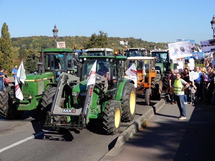 Les agriculteurs du Mantois et du Vexin étaient présents avec une quinzaine de tracteurs.