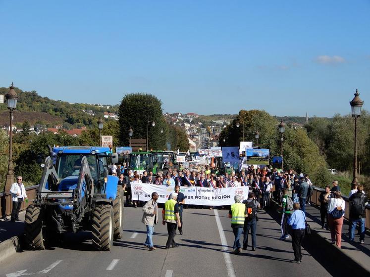 A Mantes-la-Jolie (Yvelines), le 14 octobre. Plus de cinq cents personnes ont manifesté contre le projet d’extension des carrières Calcia.