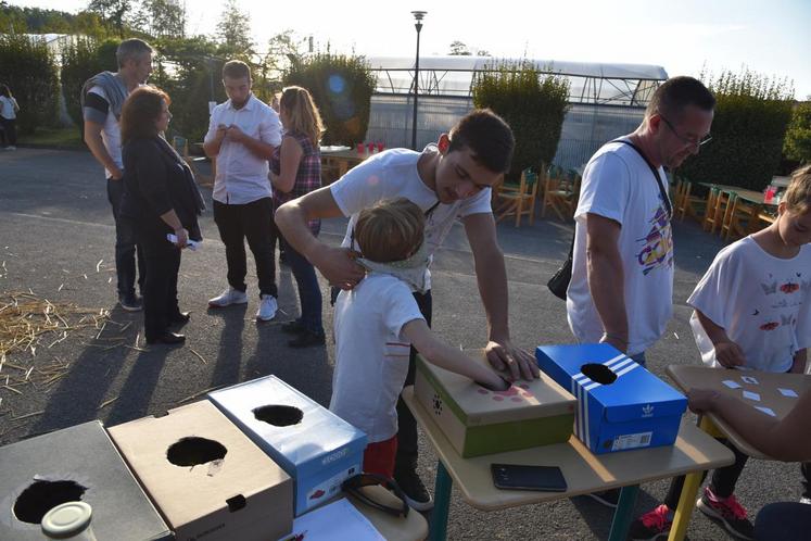 Pauline Fouquet, de la cueillette d’Echarcon (Essonne), lors d’un atelier de sculpture de courge