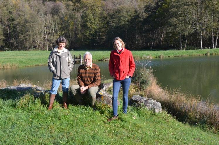 A Dampierre (Yvelines), le 6 novembre. Entourée de ses parents, Laura de Winter s’apprête à reprendre le flambeau de la ferme familiale, une exploitation de polycultures et une diversification avec des étangs de pêche.