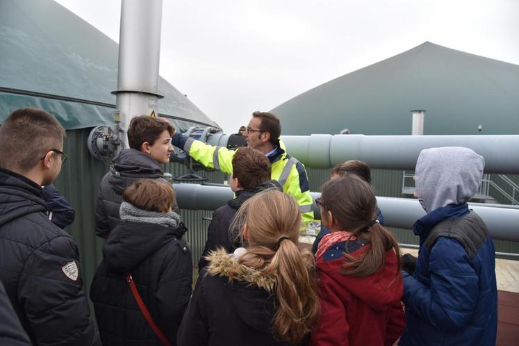 Sourdun, jeudi 9 novembre. 
Les éco-délégués du collège de Faremoutiers portent un vif intérêt à la méthanisation.