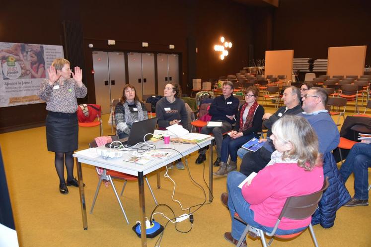 Le Mée-sur-Seine (Seine-et-Marne), mardi 21 novembre. la présidente du réseau Bienvenue à la ferme Ile-de-France, Pascale Dufour, anime un atelier sur la communication.