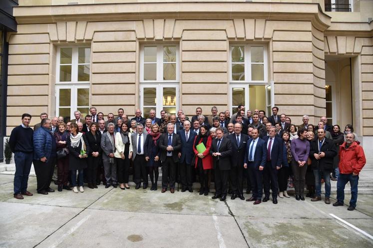 A Paris, le 27 novembre. L’ensemble des élus des chambres d’Agriculture franciliennes se sont réunis en session pour la création de la chambre d’Agriculture de région Ile-de-France.