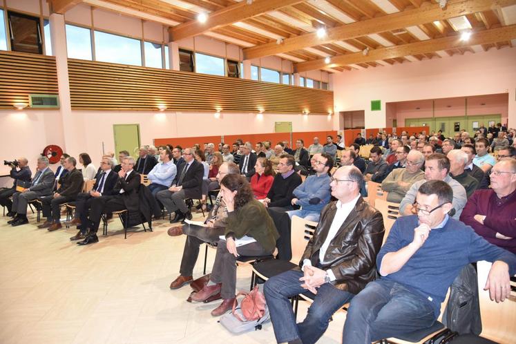 La Chapelle-la-Reine, vendredi 24 novembre. La députée, Valérie Lacroute, aux côtés du président de Terres Bocage Gâtinais, écoutent Arnaud Rousseau présenter la structuration de la filière oléoprotéagineuse.