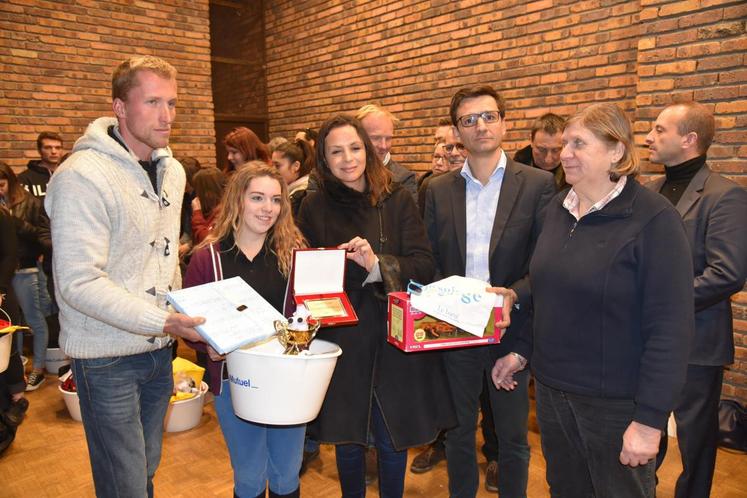 Brie-Comte-Robert, vendredi 1er décembre.Kalvin Bourumeau monte sur la première place du podium en TMPR prim’holstein avec une excellente note. 