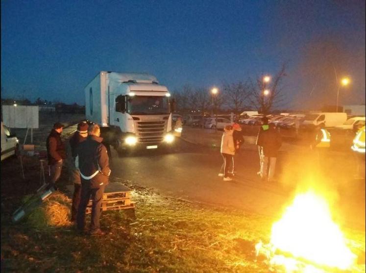 Mardi 12 décembre, les agriculteurs de la région Centre-Val de Loir se sont regroupés sur la base d’Intermarché à Noyant de Touraine pour contrôler les camions.