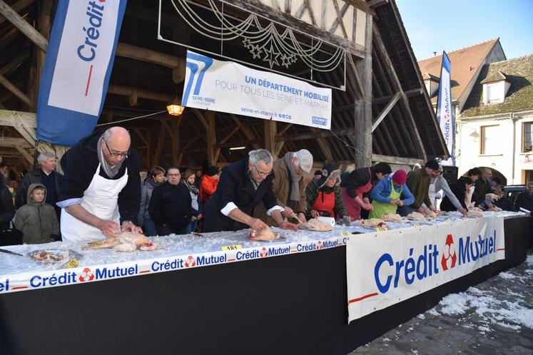 Egreville, samedi 9 décembre. Des candidats très appliqués durant le concours de plumage à sec.