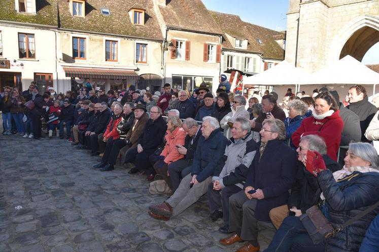 Le public se masse derrière les officiels pour assister au concours où les plumes volent.