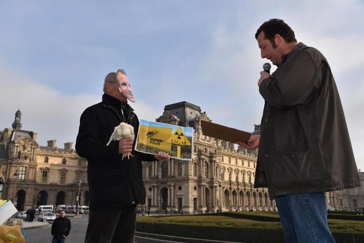 A travers une mise en scène travaillée, des agriculteurs ont expliqué l’impact que les décisions prises par le président de la République ont sur leurs exploitations. 